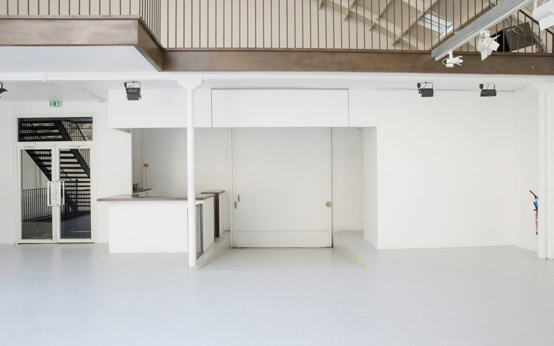 Espace Commines – Main room, reception desk and access ramp – Photo: Alice Lemarin