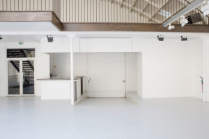 Espace Commines – Main room, reception desk and access ramp – Photo: Alice Lemarin