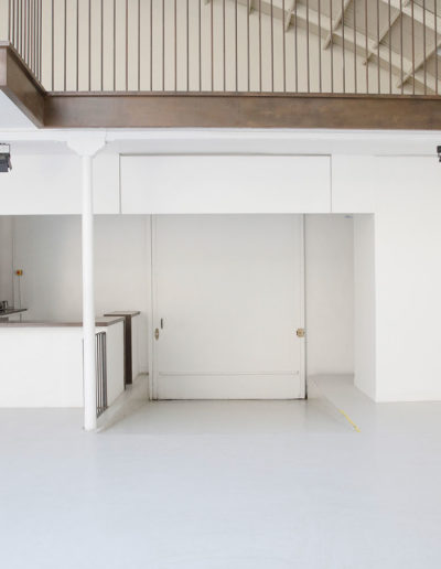 Espace Commines – Main room, reception desk and access ramp – Photo: Alice Lemarin