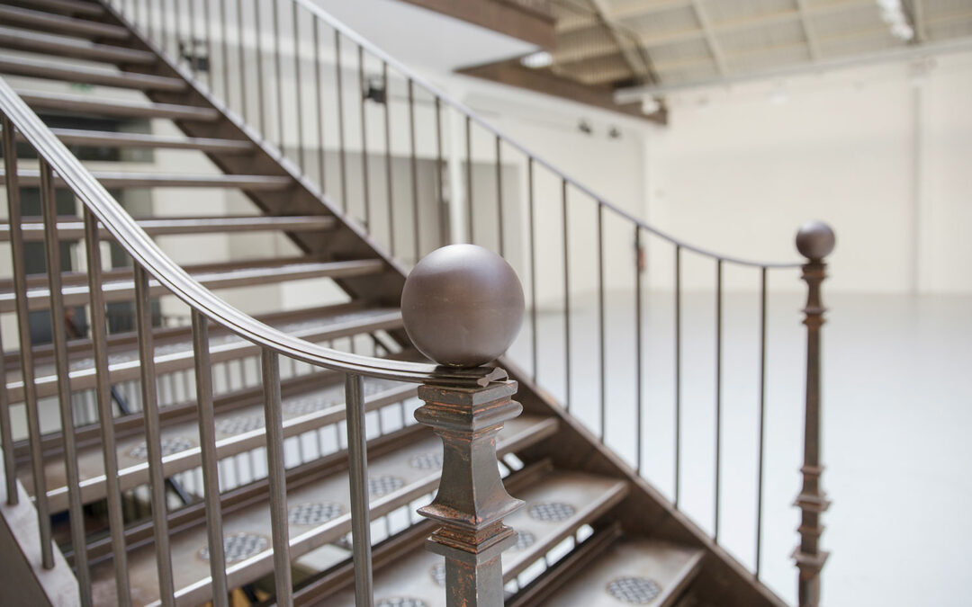 Espace Commines – Escalier, accès mezzanine – Photo : Alice Lemarin