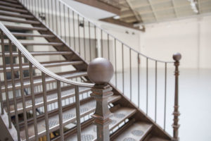 Espace Commines – Escalier, accès mezzanine – Photo : Alice Lemarin