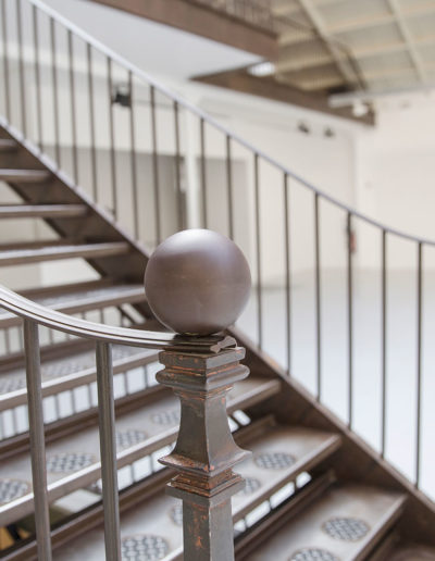 Espace Commines – Escalier, accès mezzanine – Photo : Alice Lemarin