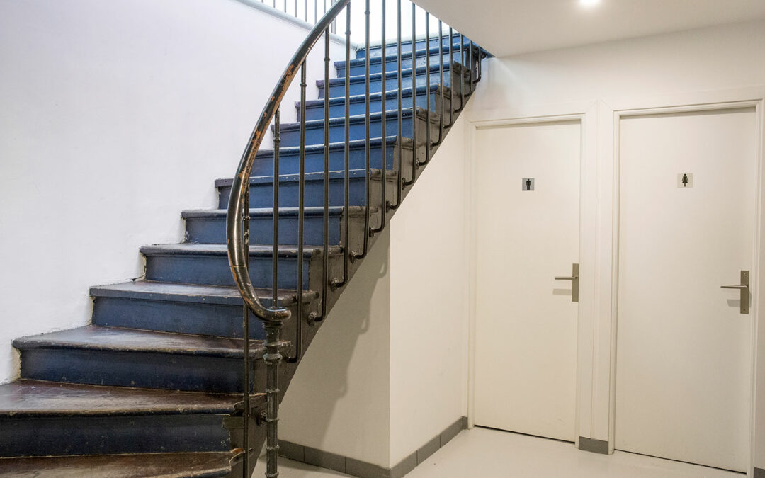 Espace Commines – Sous-sol, escalier, accès RdC et sanitaires – Photo : Alice Lemarin