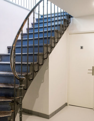 Espace Commines – Sous-sol, escalier, accès RdC et sanitaires – Photo : Alice Lemarin