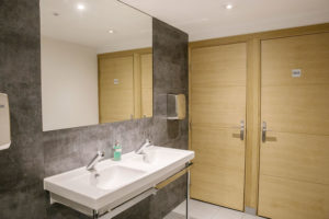 Espace Commines – Basement, toilet – Photo: Alice Lemarin