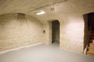 Espace Commines – Basement, exhibition space or reserve – Photo: Alice Lemarin