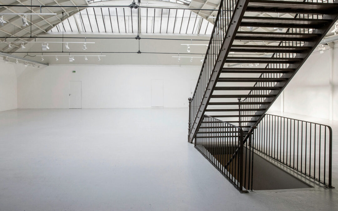 Espace Commines – Main room, general view, stairs, mezzanine and basement access – Photo: Alice Lemarin