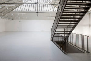Espace Commines – Grande salle, vue générale, escalier, accès mezzanine et sous-sol – Photo : Alice Lemarin