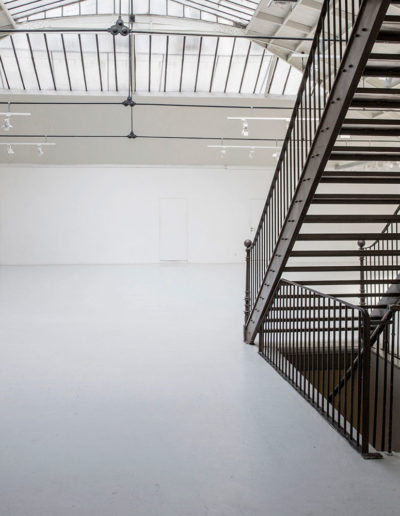 Espace Commines – Main room, general view, stairs, mezzanine and basement access – Photo: Alice Lemarin