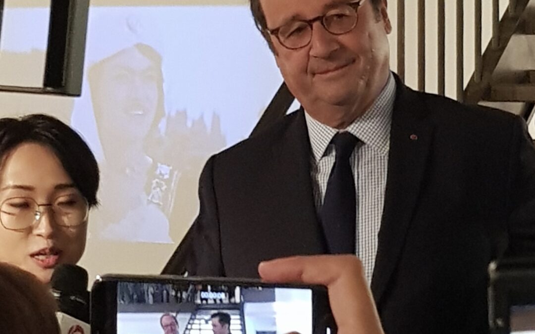 François Hollande, invité de l’exposition « La légende de la famille Zhao », Espace Commines, 2018