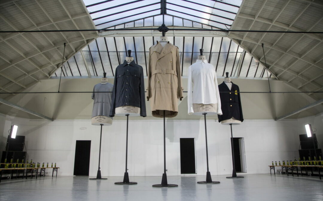 Défilé ANREALAGE, collection automne-hiver 2019–2020, Espace Commines 2019. Crédit photo : © EYESIGHT – Mathias Wendzinski