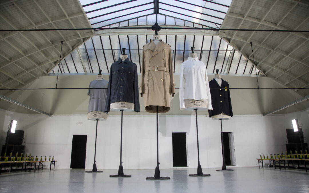 Défilé ANREALAGE, collection automne-hiver 2019–2020, Espace Commines 2019. Crédit photo : © EYESIGHT – Mathias Wendzinski