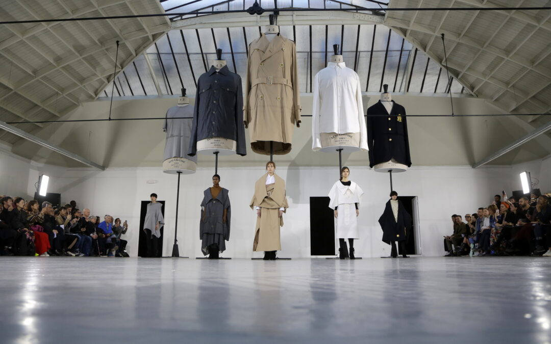 Défilé ANREALAGE, collection automne-hiver 2019–2020, Espace Commines 2019. Crédit photo : © EYESIGHT – Mathias Wendzinski