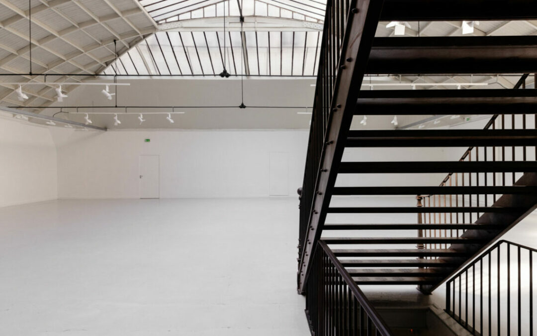 Espace Commines – Grande salle – Escalier accès mezzanine et sous-sol – Photo : Alice Lemarin