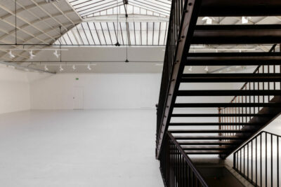 Espace Commines - Grande salle - Escalier accès mezzanine et sous-sol - Photo : Alice Lemarin