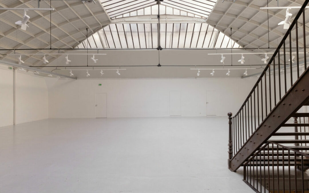 Espace Commines – Grande salle – Escalier accès mezzanine et sous-sol – Photo : Alice Lemarin