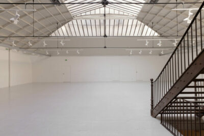 Espace Commines - Grande salle - Escalier accès mezzanine et sous-sol - Photo : Alice Lemarin