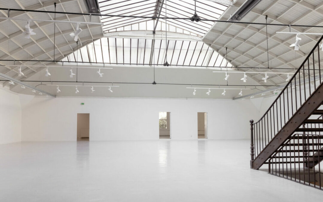 Espace Commines – Grande salle – Vue générale avec portes ouvertes sur petites salles – Photo : Alice Lemarin