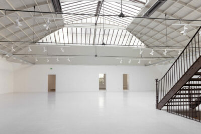 Espace Commines - Grande salle - Vue générale avec portes ouvertes sur petites salles - Photo : Alice Lemarin