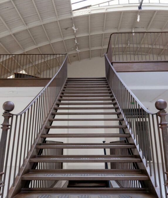 Espace Commines – Escalier vers la mezzanine – Photo : Alice Lemarin