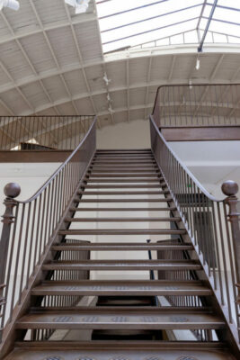 Espace Commines - Escalier vers la mezzanine - Photo : Alice Lemarin