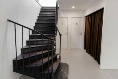 Espace Commines - Escalier vers sous-sol - Photo : Alice Lemarin