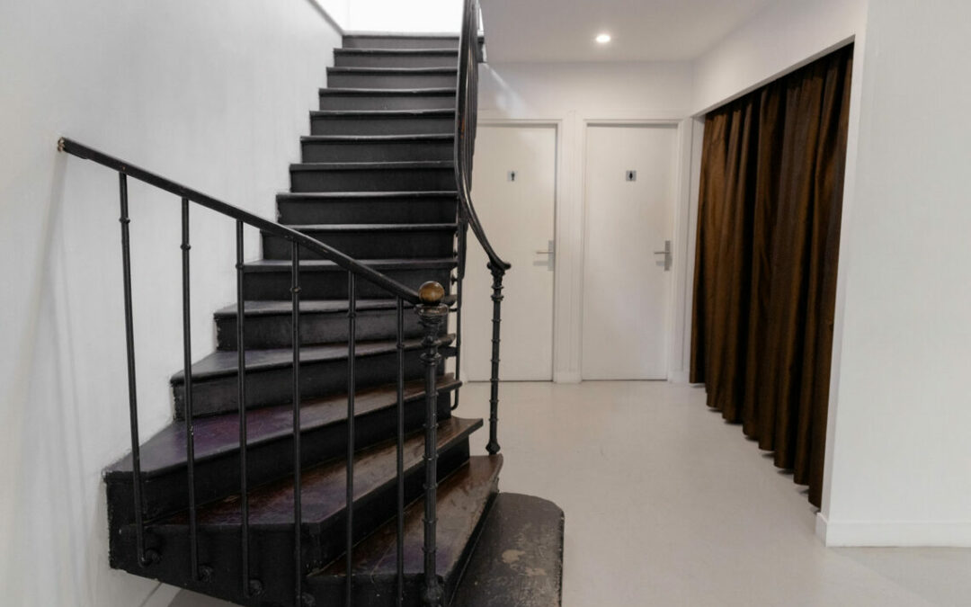 Espace Commines – Escalier vers sous-sol – Photo : Alice Lemarin